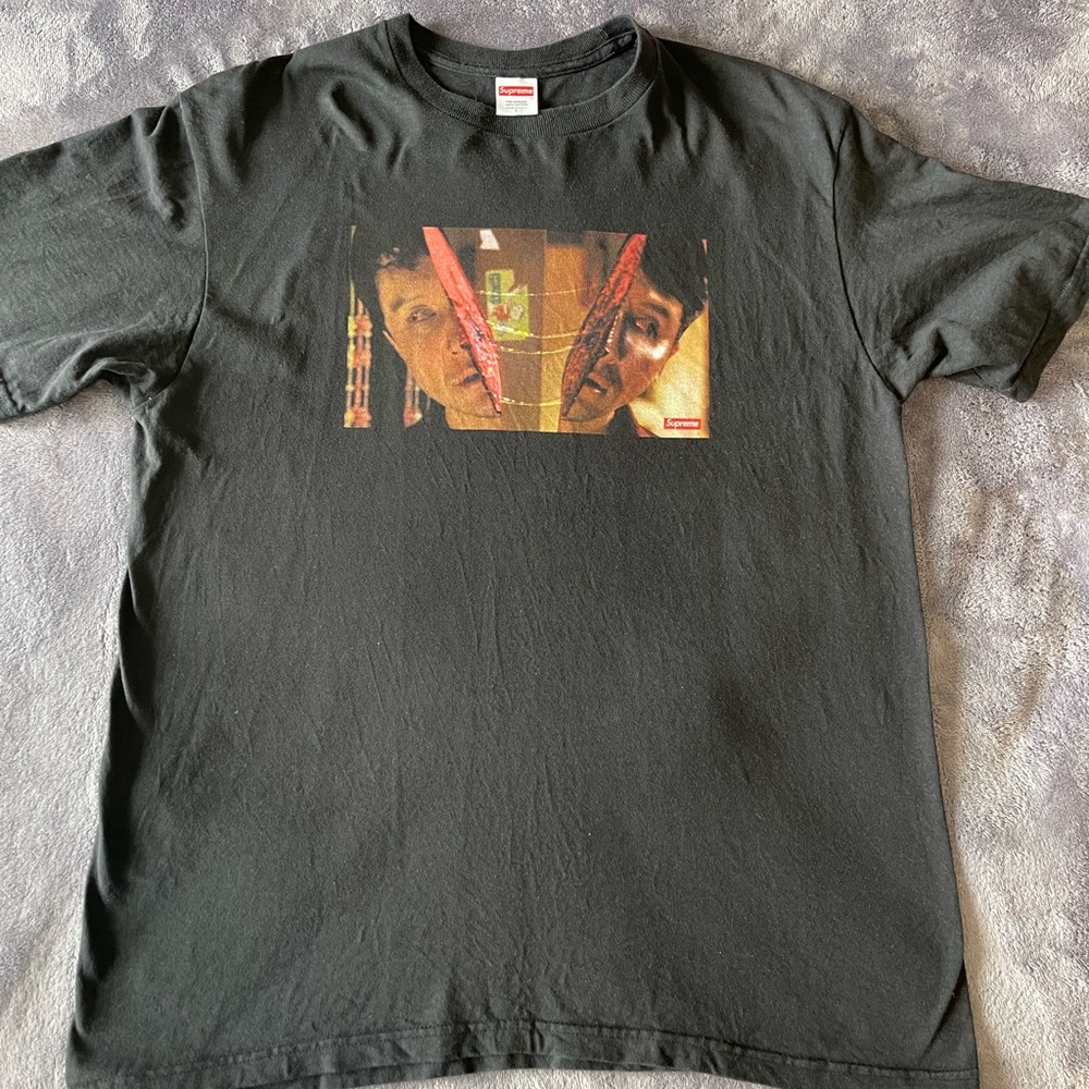Supreme 
Mens L
Slight Fade